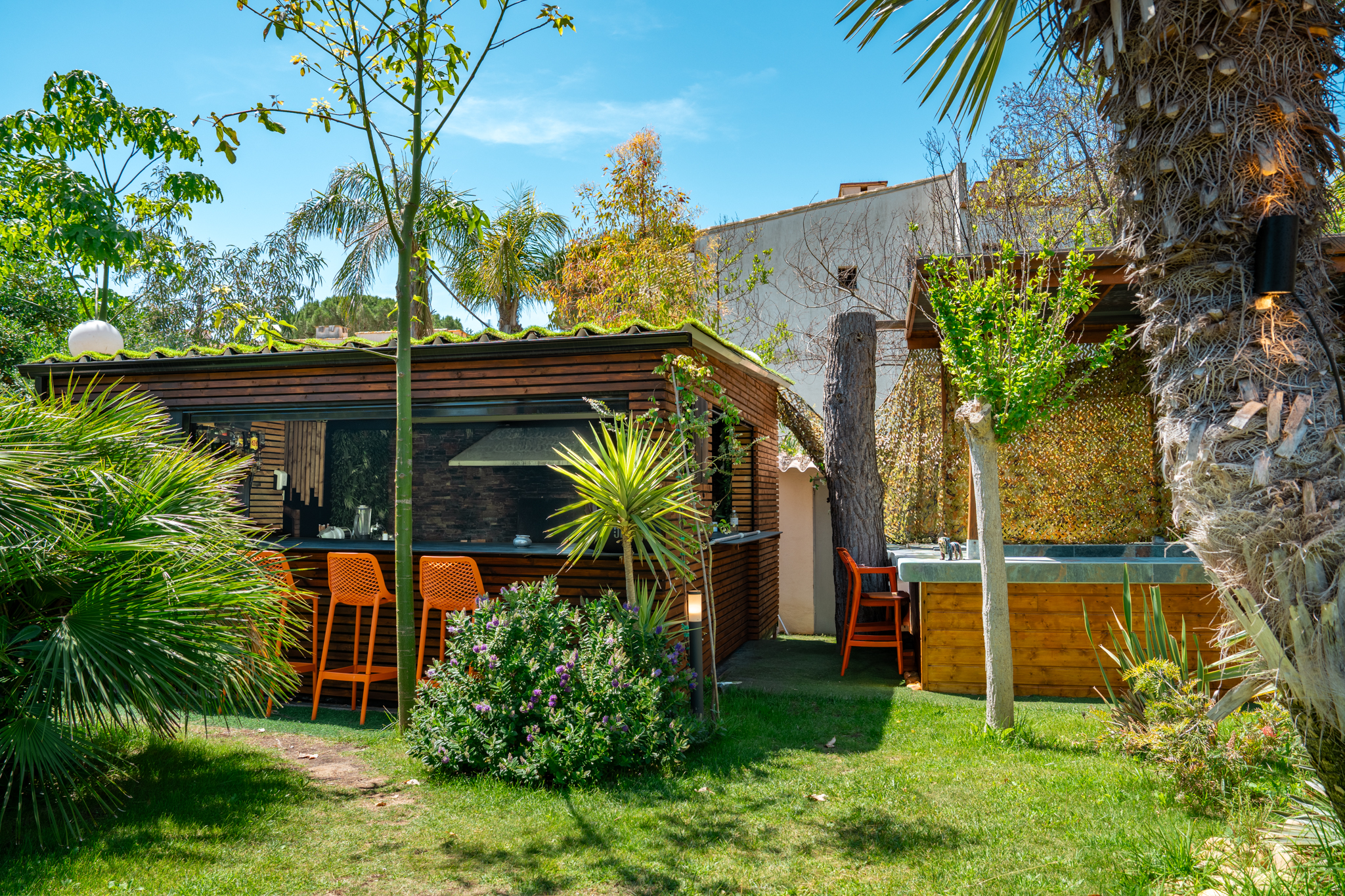 Coin bar avec tabourets oranges et jacuzzi