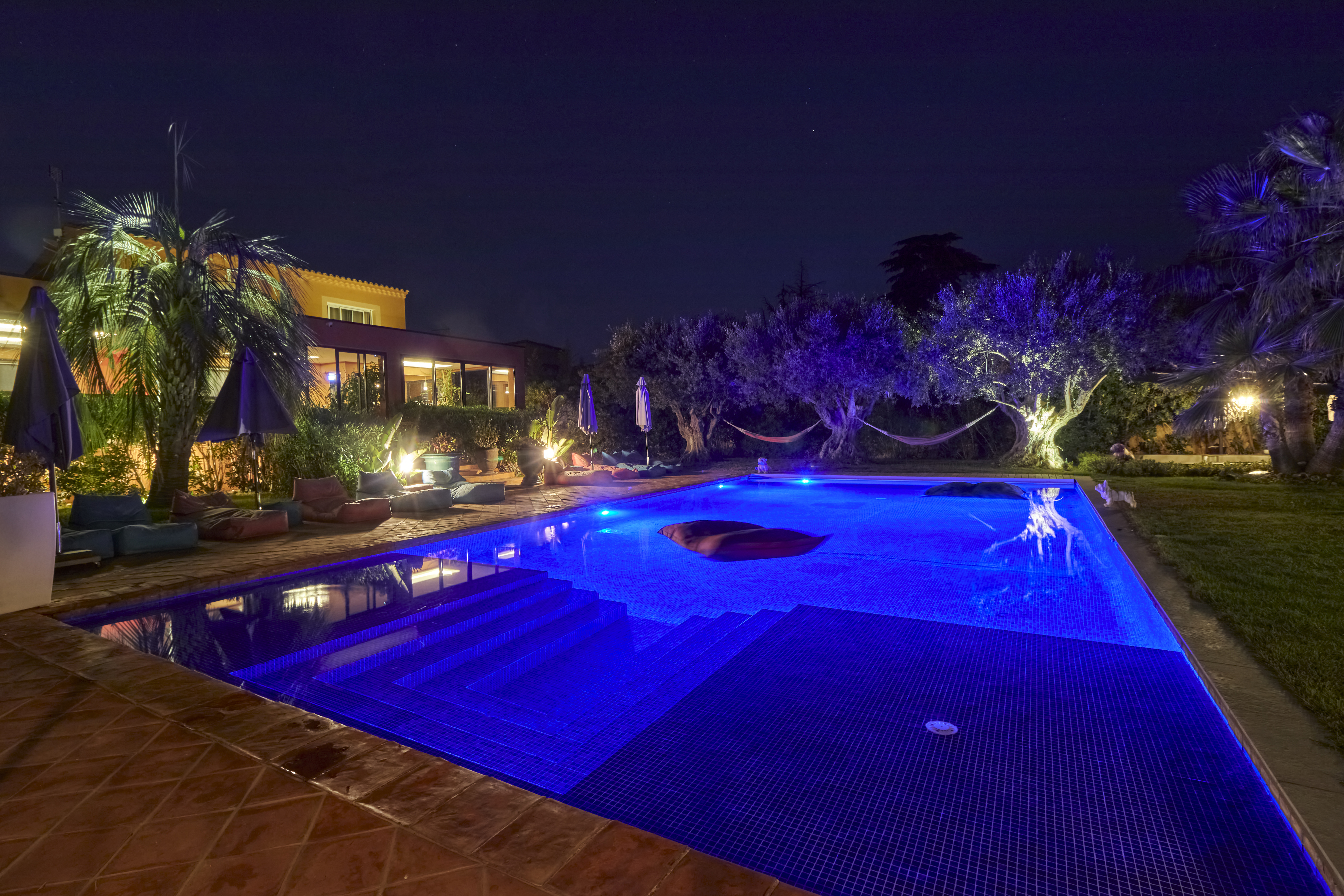 Piscine et hamacs nuit bleue profonde
